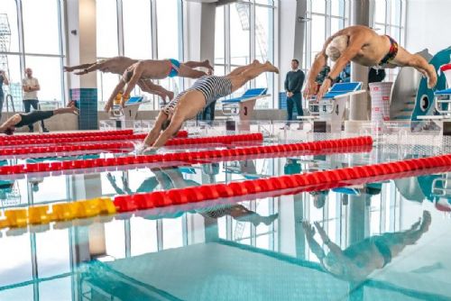 Jihlavský bazén Evžena Rošického se po rekonstrukci za 88 milionů otevírá veřejnosti