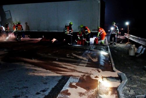 Kamion prorazil svodidla, D5 zablokována