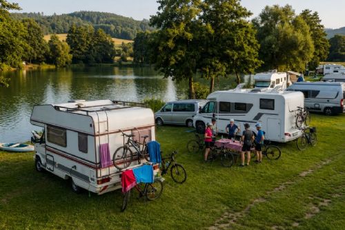Kempy v jižních Čechách hlásí rozdílnou sezonu. Třeboňsko plní karavany, Lipensko čeká silnější srpen