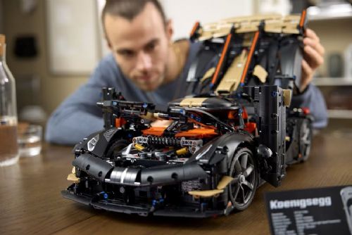 Kladno postavilo životní model Koenigseggu Sadair’s Spear. LEGO uvede stavebnici s 4 104 díly