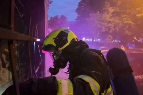 Při nabíjení elektrokoloběžky zřejmě vzplál byt v Kaznějově, škoda přesáhla milion