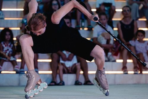 KoresponDance ve Žďáru začal netradičně. Ulice zaplnily černé koule a performeři bruslili s berlemi