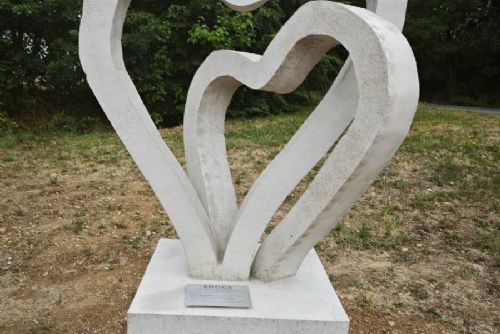 Křižovatku pod domažlickou nemocnicí zdobí dvě propojená srdce