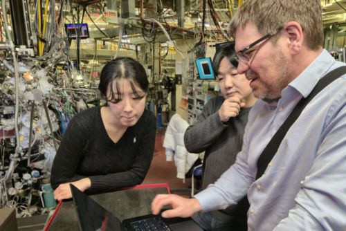 Kvanty mezi Plzní a Kalifornií, vědci řešili  ultrarychlé děje a materiály budoucnosti;