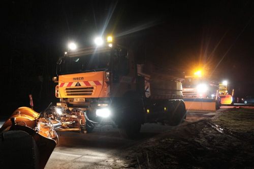 Ledová probuzení v kraji, v Nepomuku padaly stromy, nehody na D5 a jižním plzeňsku