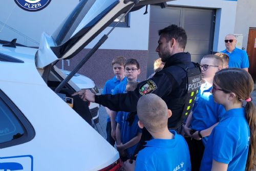 Malí strážníci nahlédli do zákulisí městské policie. V Plzni je zaujala čtyřkolka i práce hlídek