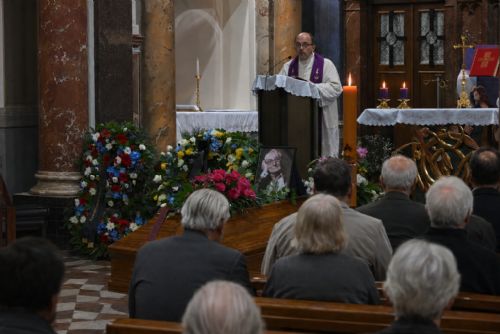 Mariánské Lázně se rozloučily s Vladimírem Páralem. Rakev zdobily rudé růže