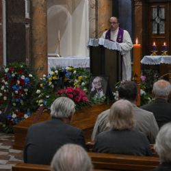 Mariánské Lázně se rozloučily s Vladimírem Páralem. Rakev zdobily rudé růže