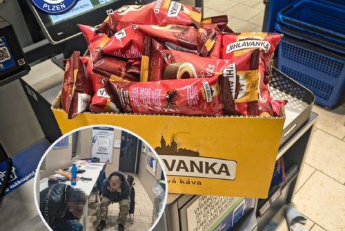 Milovník kávy v Plzni si šel pro 47 balení, ovšem bez placení. Odešel se strážníky