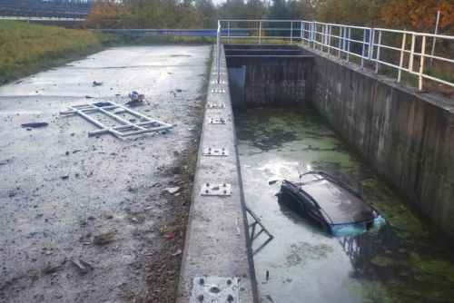 Mladík na D5 skončil autem v nádrži, škoda 300 tisíc