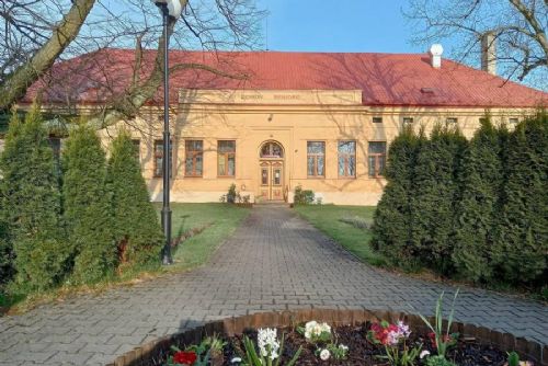 Modernizace domova seniorů v Novém Strašecí je hotová. Nové vytápění a fotovoltaika mají přinést úsporu kolem milionu korun ročně
