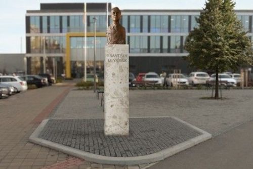 Muž, který stál u zrodu plzeňských trolejbusů, dostane bustu. Bude před Vozovnou Slovany