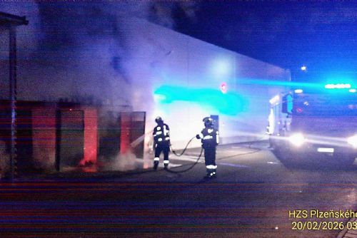 Nad ránem hořelo u OC Úslava, plameny zachvátily kontejnery