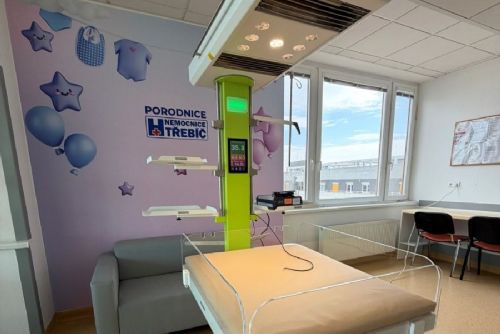 Nemocnice Třebíč má nové vyhřívané lůžko s LED fototerapií. Pomůže dětem se žloutenkou i udržením teploty