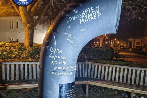 Ničit je pro někoho zábava. Neznámý vandal posprejoval plzeňský Poesiomat