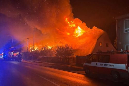 Noční požár v Bezvěrově zasáhl čtyři domy. Dva lidé se zranili, škoda je 18 milionů
