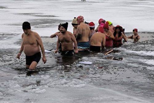 Novoroční koupání 25 otužilců v plzeňském Boleváku