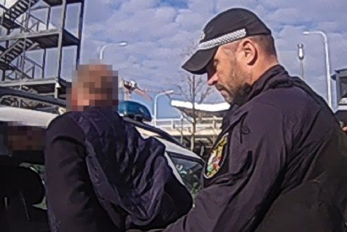 Odmítl se prokázat, prý zná zákony. Hlídka ho ale znala taky, byl hledaný