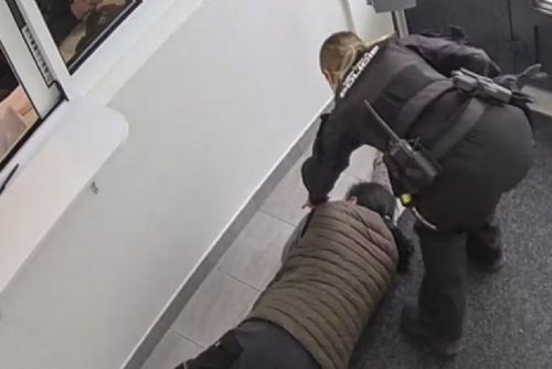 Opilá cizinka usnula na policii ve stoje s 3,4 promile