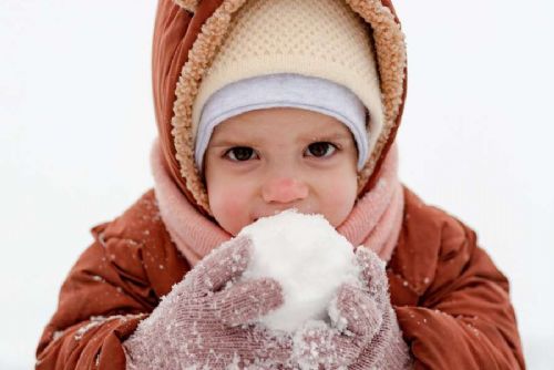 Ostrava: Lékaři varují před konzumací městského sněhu kvůli chemikáliím a mikroplastům