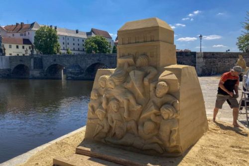 Písecká náplavka ožije pískovými sochami. Začíná jubilejní 20. ročník