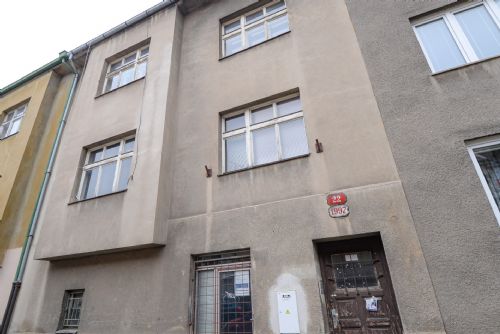 Plzeň opravuje dům v Bolzanově ulici. Vznikne pět bytů pro lidi v bytové nouzi