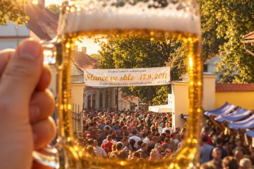 Plzeň se promění v ráj pivařů. Slunce ve skle přiveze desítky minipivovarů a stovky chutí