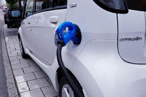 Plzeň zrušila parkování pro elektromobily zdarma, Praha chystá stejný krok