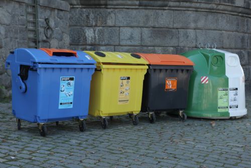 Plzeňáci si zvykají na novinku v třídění. Plechovky nově patří i do zelených kontejnerů