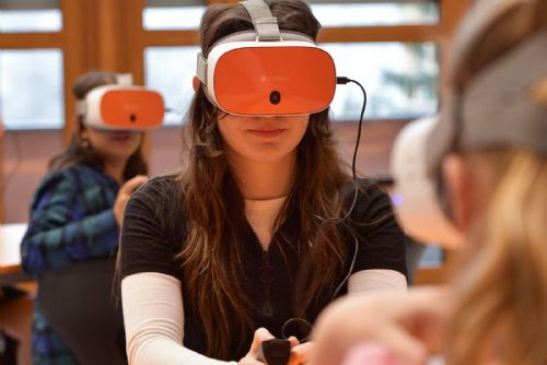 Plzeňská ZČU spouští Virtuální třídu ve VR. Školí učitele na konflikty a první pomoc