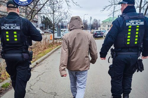 Plzeňské nádraží jako líheň hledaných osob, policie zadržela dalšího muže