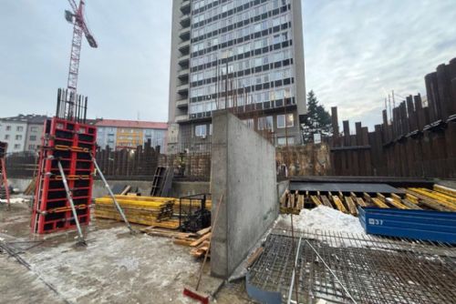 Plzeňské věže Sisters už rostou nad zemí. Stavba má teď přidávat patro za patrem