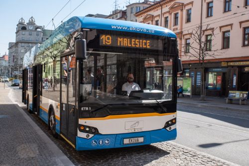 Plzeňský kraj zavádí 25% slevy na jízdné pro žáky a seniory