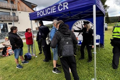 Policisté na Šumavě upozorňovali turisty na rozdílná pravidla v Česku a Bavorsku