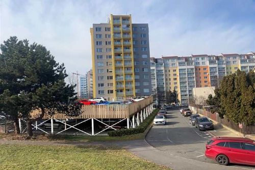 Praha 4 plánuje patrová parkoviště a změny zón