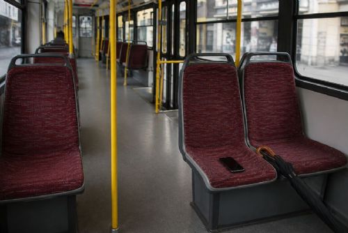 Praha od ledna eviduje přes 3 000 nalezených věcí. V MHD se objevila i mačeta nebo prsní implantát