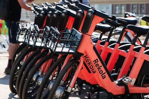 Praha schválila pokračování podpory sdílených kol. Od roku 2027 nabídne až čtyři jízdy denně