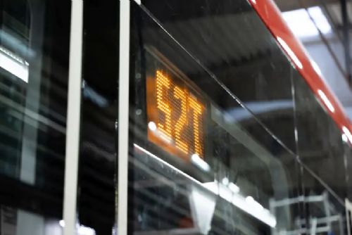 Prahou projíždí nová tichá tramvaj: Škoda ForCity Plus 52T