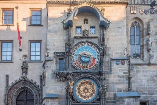 Pražský orloj připomněl oběti nehod rychlé jízdy: Smrtka zazvonila 130krát