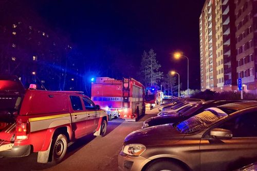 Prskavky na stromku zapálily 2 byty