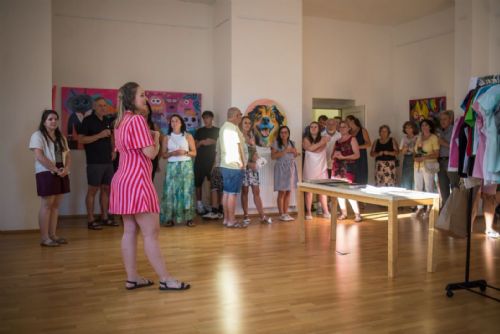 Regionální muzeum Kladrubska zaplnily fotografie, barvy a fantazie