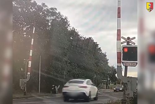 Řidička v Praze projela přejezd na červenou před policisty. Dostala pokutu a body