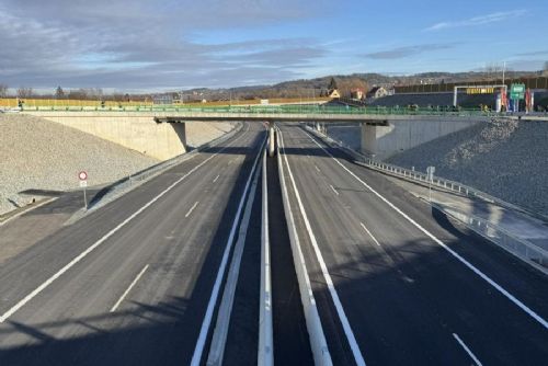 Rostoucí ceny surovin ohrožují tempo výstavby dálnic, upozorňují stavební firmy