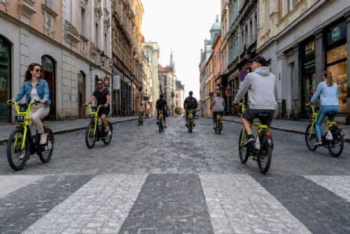 Sdílená elektrokola zaplnila Plzeň. Radnice teď řeší bezpečnost v ulicích
