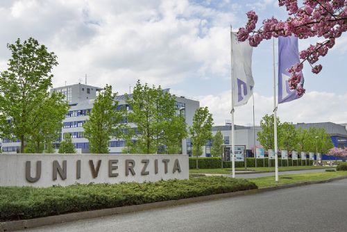 Skandál na Západočeské univerzitě - studenti stipendia vraceli děkanovi