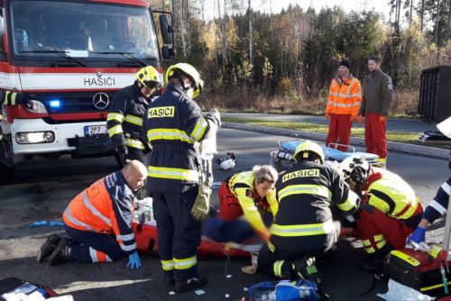 Smrtelná nehoda u Plzně, po nárazu do stromu zemřela řidička Škody Fabia