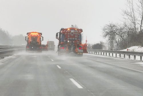 Plzeňsko zažilo ranní sněhový kolaps, D5 paralyzována hodiny
