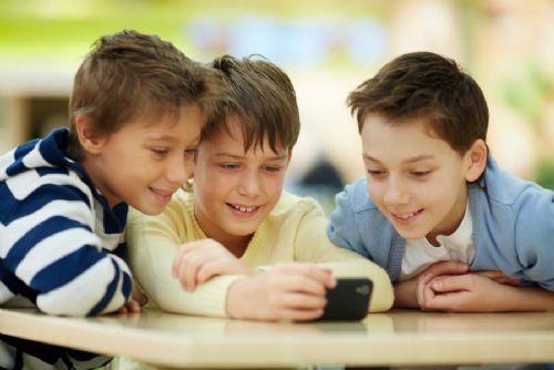 Sociální sítě a mobily ve školách: většina veřejnosti podporuje omezení pro děti