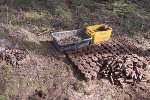 Stovky válečných granátů u stavby D3. Pyrotechnici zasahují opakovaně