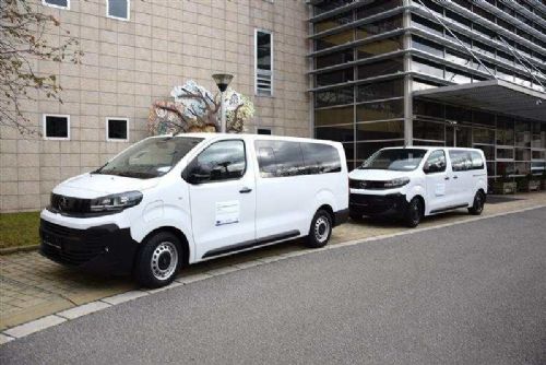 Tři nové bezbariérové elektromobily posílí komunitní domácnosti Domova Černovice–Lidmaň